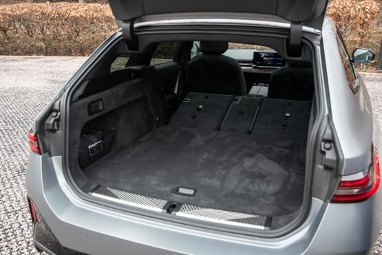 BMW i5 Touring seats folder