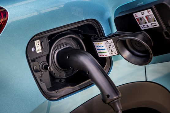 Renault Captur E-Tech charging