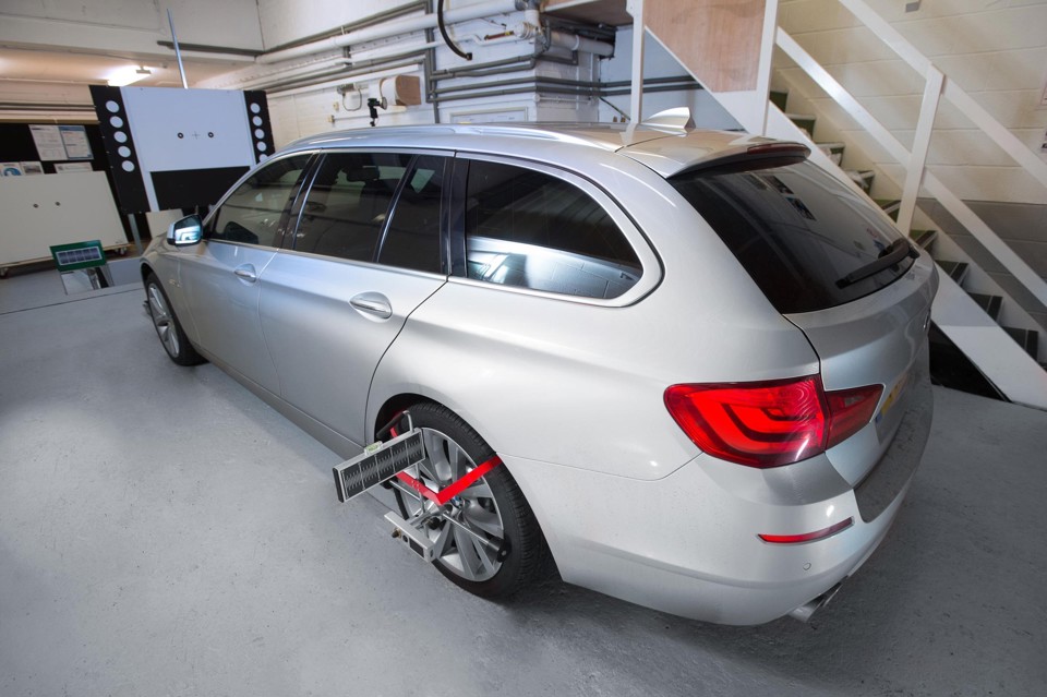 car in windscreen fitting centre