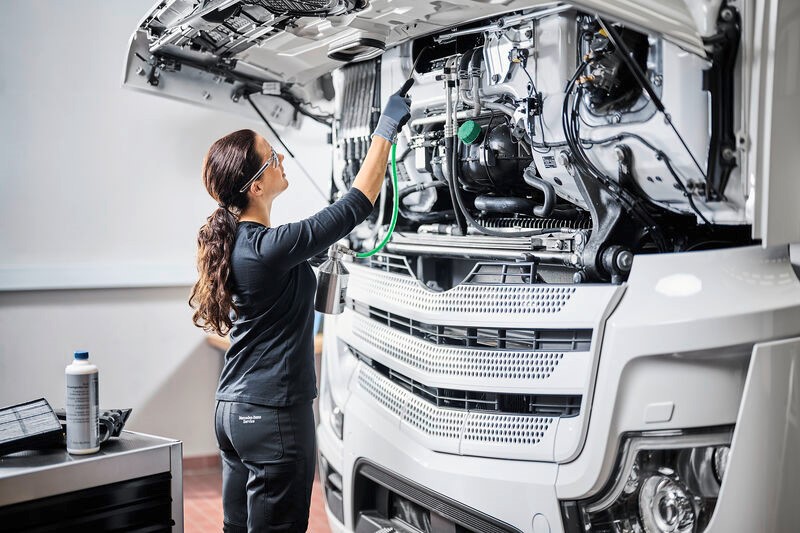 Truck mechanic