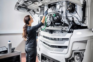 Truck mechanic