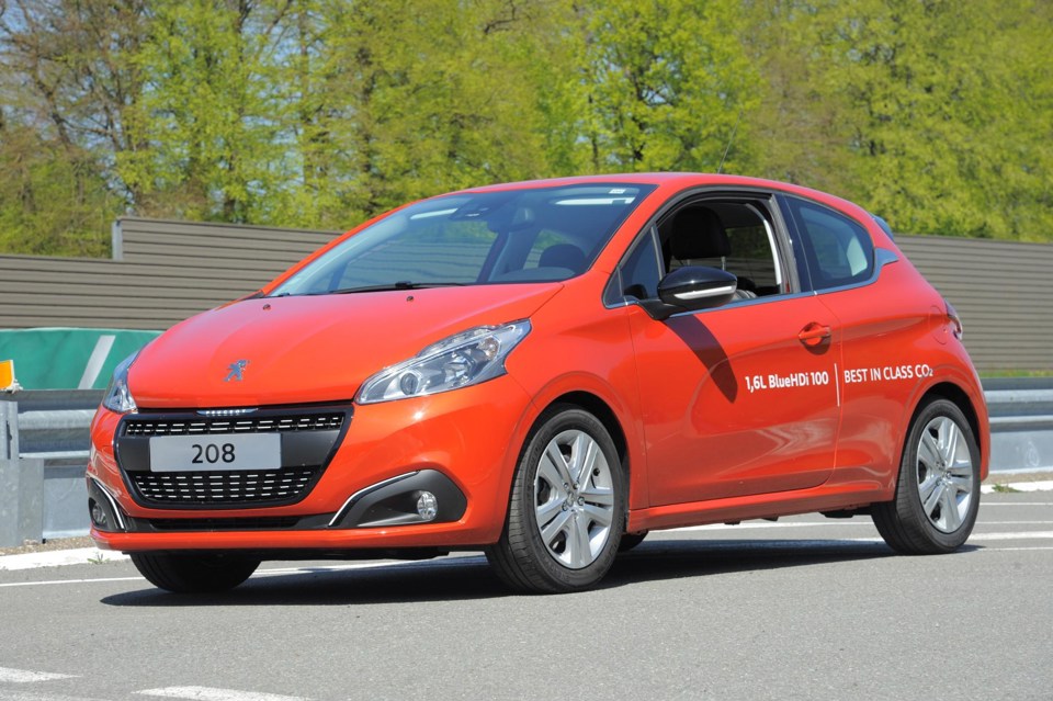 Peugeot 208 with BlueHDi Diesel engine achieves 141MPG 