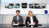 From left, J W Kim executive vice-president, strategic marketing, Samsung SDI, and Andrea Fuder,chief purchasing officer, Volvo Group